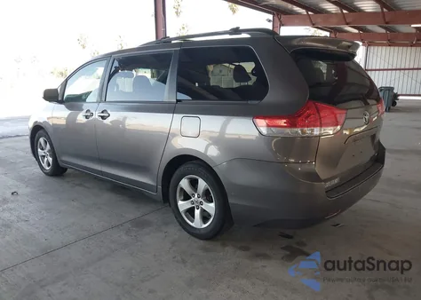 2011 Toyota Sienna Le V6 z USA, uszkodzony, nr VIN 5TDKK3DC7BS009075